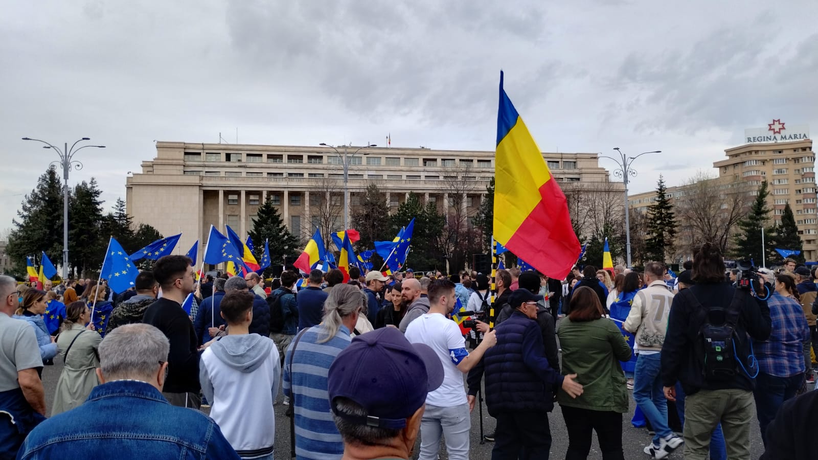 Rumänien: Tausende auf dem Siegesplatz in Bukarest bei der Pro-EU-Demonstration - Foto