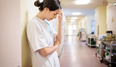 « Certains nous appellent, cachés dans les toilettes, car ils n’osent pas retourner en stage » : l’épuisement des étudiants infirmiers