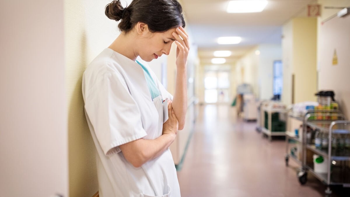 « Certains nous appellent, cachés dans les toilettes, car ils n’osent pas retourner en stage » : l’épuisement des étudiants infirmiers