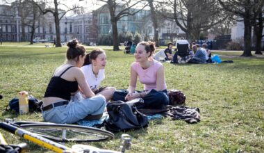 Nederland in top vijf gelukkigste landen ter wereld. Haarlemmer in de zon snapt wel waarom: ’We hebben veel vrijheid’