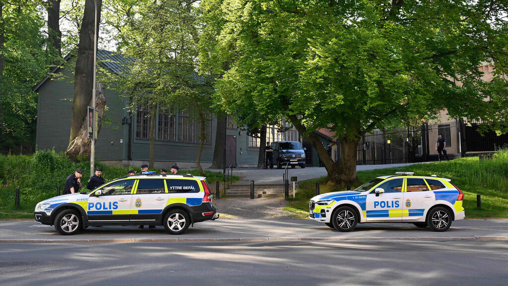 Swedish police forces near Israeli embassy (Photo: Henrik Montgomery / TT / various sources / AFP) ניידות משטרה ליד שגרירות ישראל בבירת שבדיה שטוקהולם לאחר ירי לעבר השגרירות ב-17 במאי