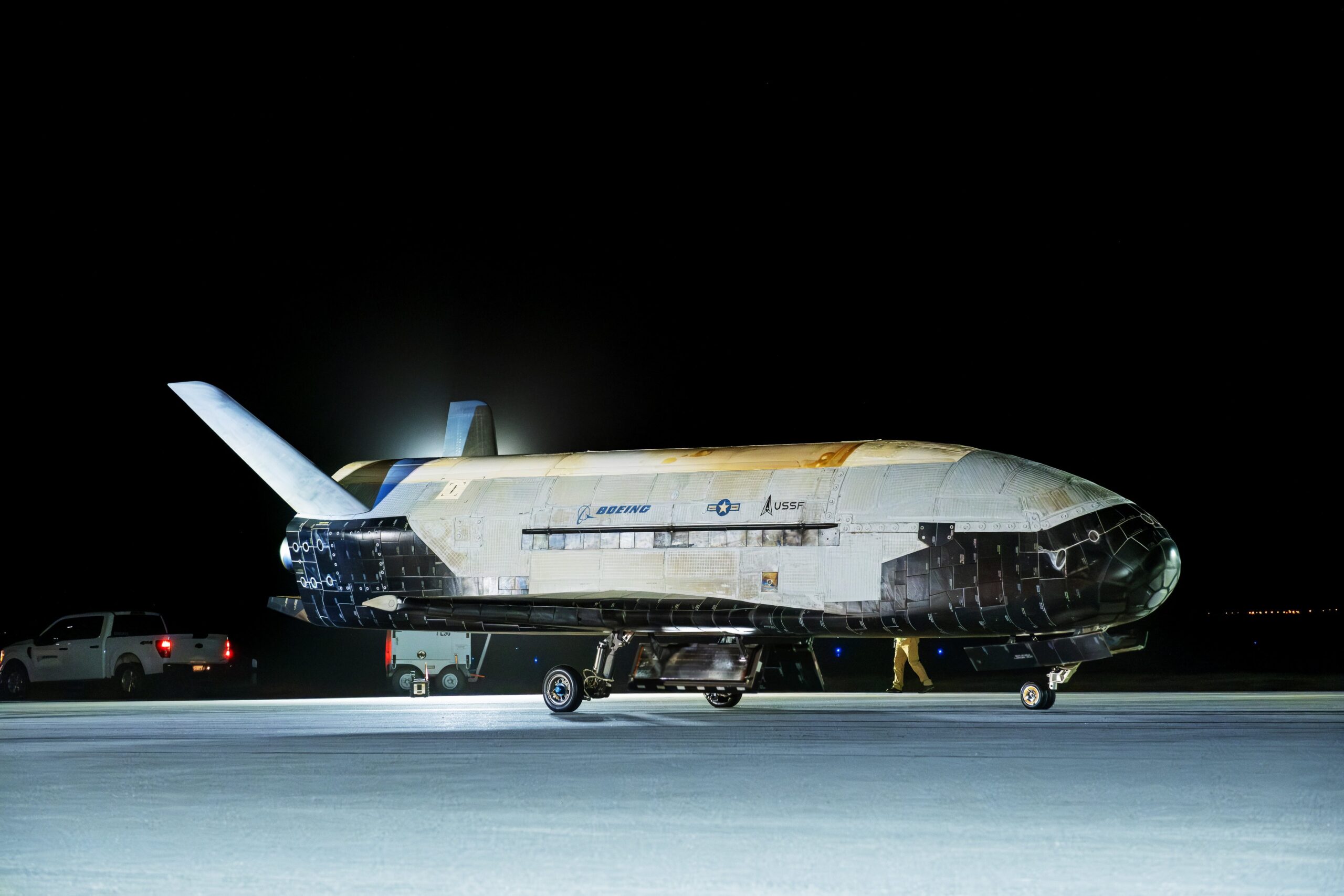This mysterious space shuttle-like spacecraft landed in California after spending the last 434 days in space. Image: U.S. Space Force