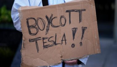 Tesla voit sa capitalisation boursière divisée par deux depuis décembre, après l’élection de Donald Trump