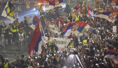 Des dizaines de milliers de personnes se rassemblent à Belgrade pour une grande manifestation contre la corruption