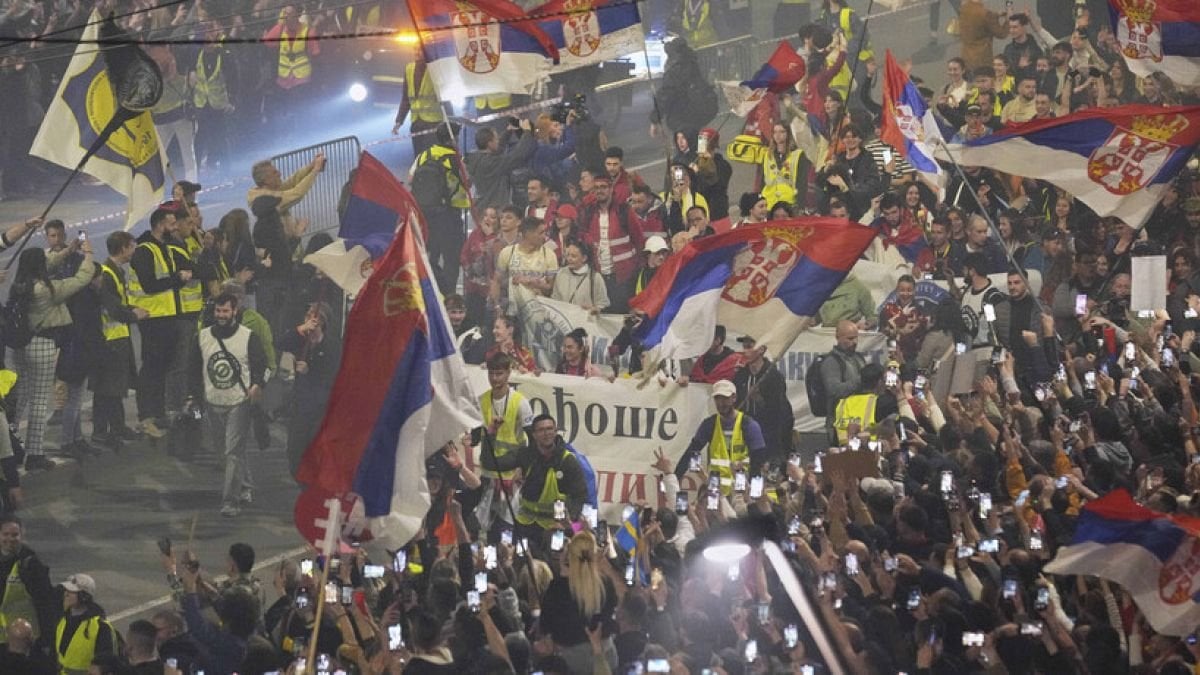 Des dizaines de milliers de personnes se rassemblent à Belgrade pour une grande manifestation contre la corruption