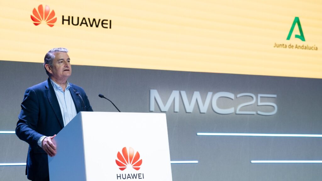 Visita del consejero de la Presidencia de la Junta de Andalucía, Antonio Sanz, al 'stand' del fabricante chino Huawei (David Zorraquino / Europa Press).