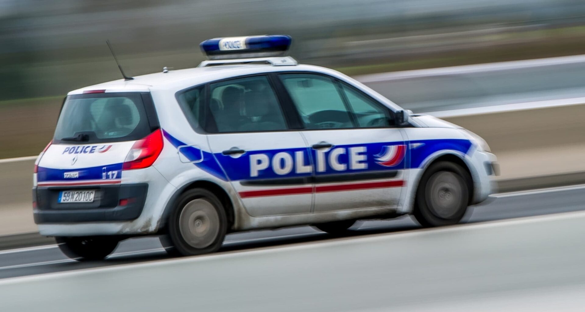 Paris: 13 blessés dont dix policiers après un refus d'obtempérer, le conducteur interpellé