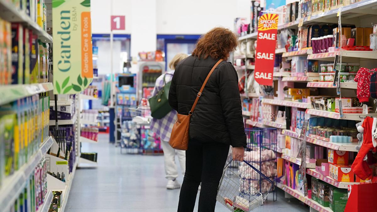 UK inflation unexpectedly falls to 2.8% in boost for Reeves