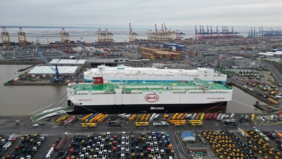 Der Autofrachter "BYD Explorer No.1" liegt mit 3.000 Neuwagen an Bord in Bremerhaven im Auto-Terminal der BLG. © picture alliance/dpa | Lars Penning Foto: Lars Penning