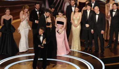 La tragicomédie "Anora" de Sean Baker remporte l'Oscar du meilleur film - rts.ch