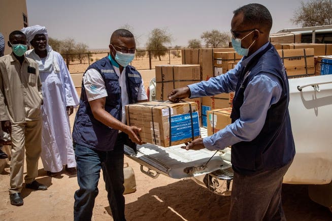WHO-Helfer beliefern ein Gesundheitszentrum in Nord-Darfur. Mit dem Austritt der USA stehen mehrere Hilfsprogramme auf der Kippe.