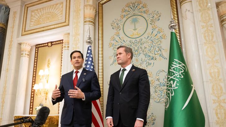 Le secrétaire d’État américain Marco Rubio et le conseiller à la sécurité nationale Mike Waltz après avoir rencontré une délégation ukrainienne à Jeddah, en Arabie saoudite, le 11 mars 2025. 