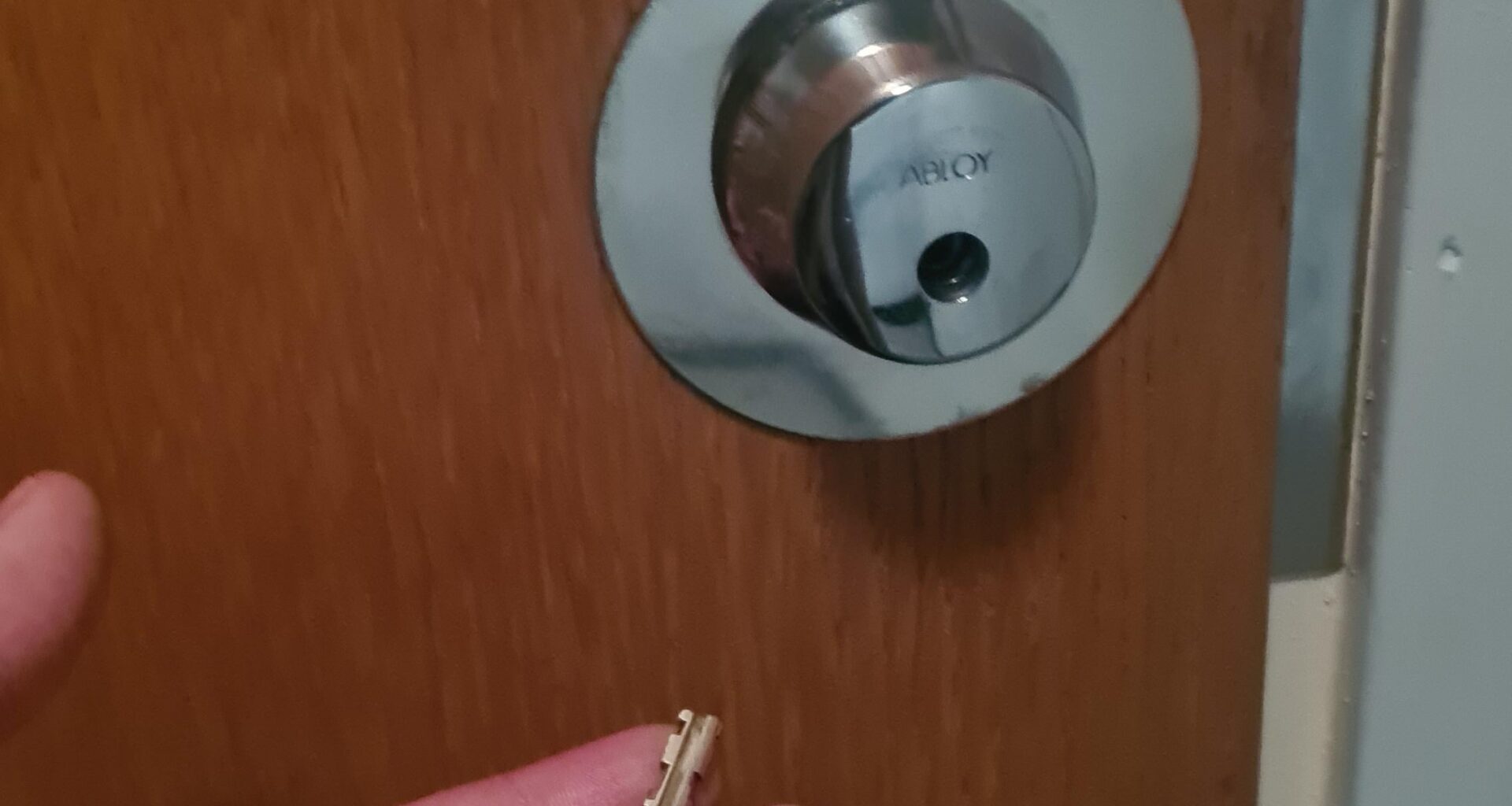 SOS help a silly foreigner out, I can't figure out your locks