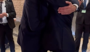 Now THAT is a handshake that doesn't scream insecurity