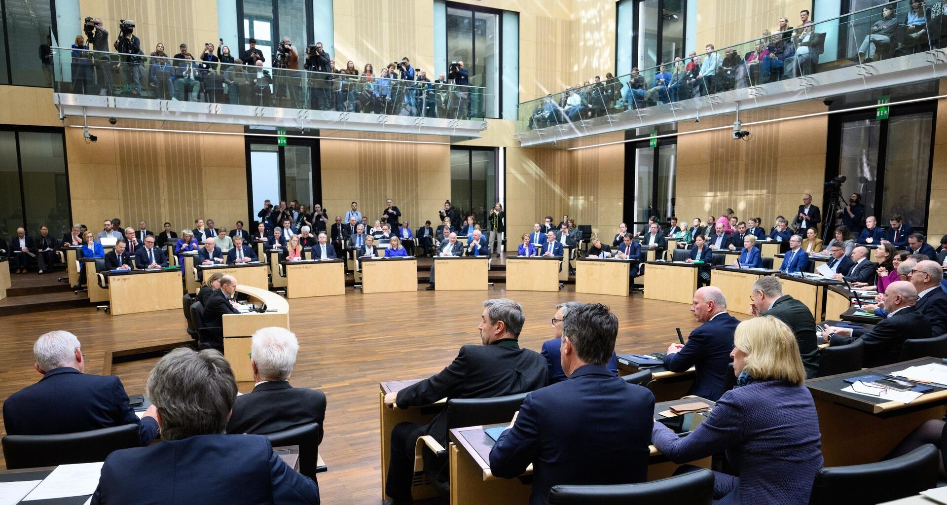 Die Mitglieder des Bundesrats stimmen bei der Plenarsitzung im Deutschen Bundesrat per Abfrage über die vom Bundestag beschlossenen Reform der Schuldenbremse ab.