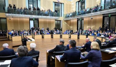 Die Mitglieder des Bundesrats stimmen bei der Plenarsitzung im Deutschen Bundesrat per Abfrage über die vom Bundestag beschlossenen Reform der Schuldenbremse ab.