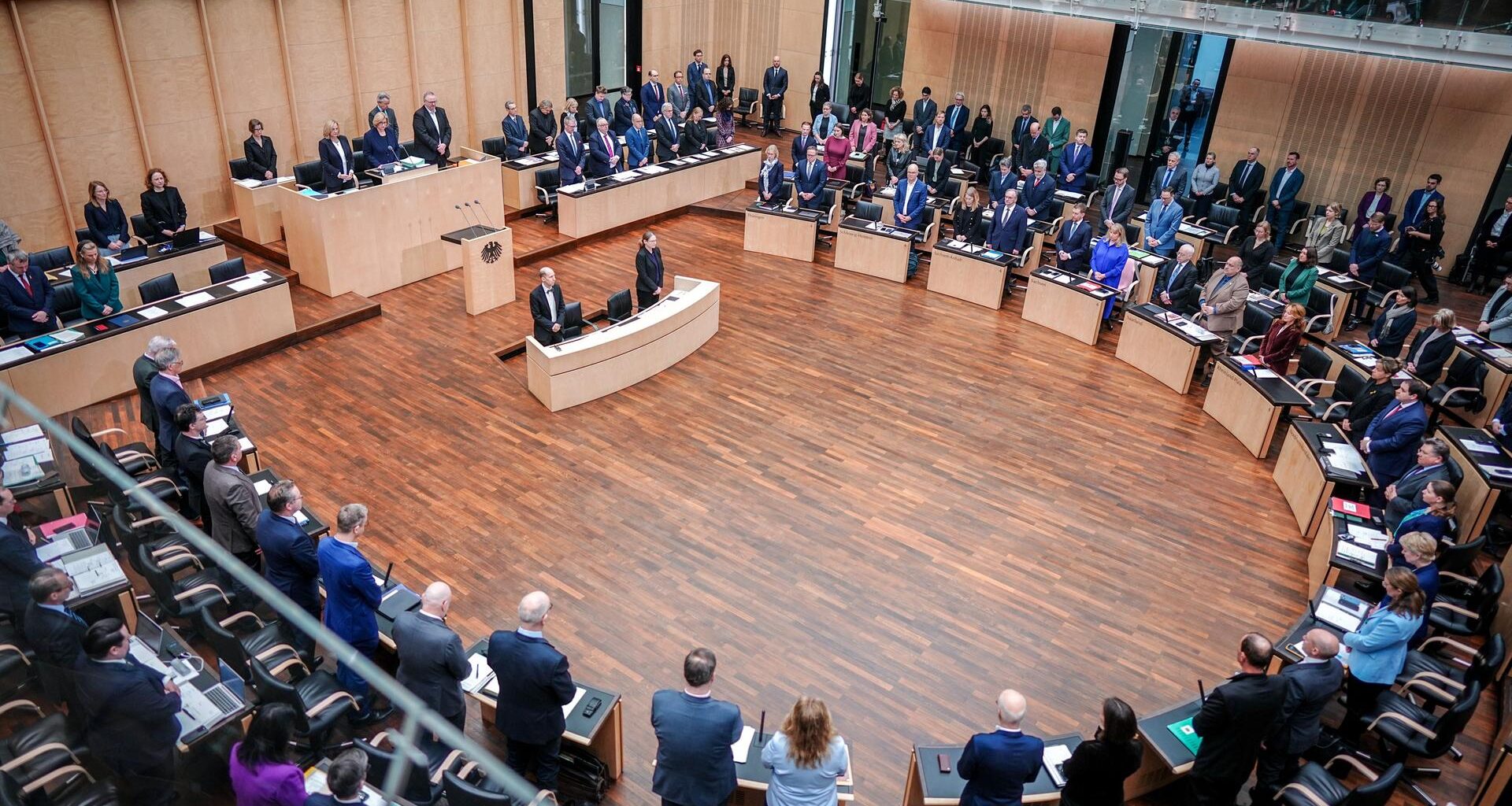 Berlin: Die Mitglieder des Bundesrats gedenken zu Beginn ihrer Sitzung nach dem Anschlag von München und dem verstorbenen ehemaligen Bundespräsidenten Horst Köhler.