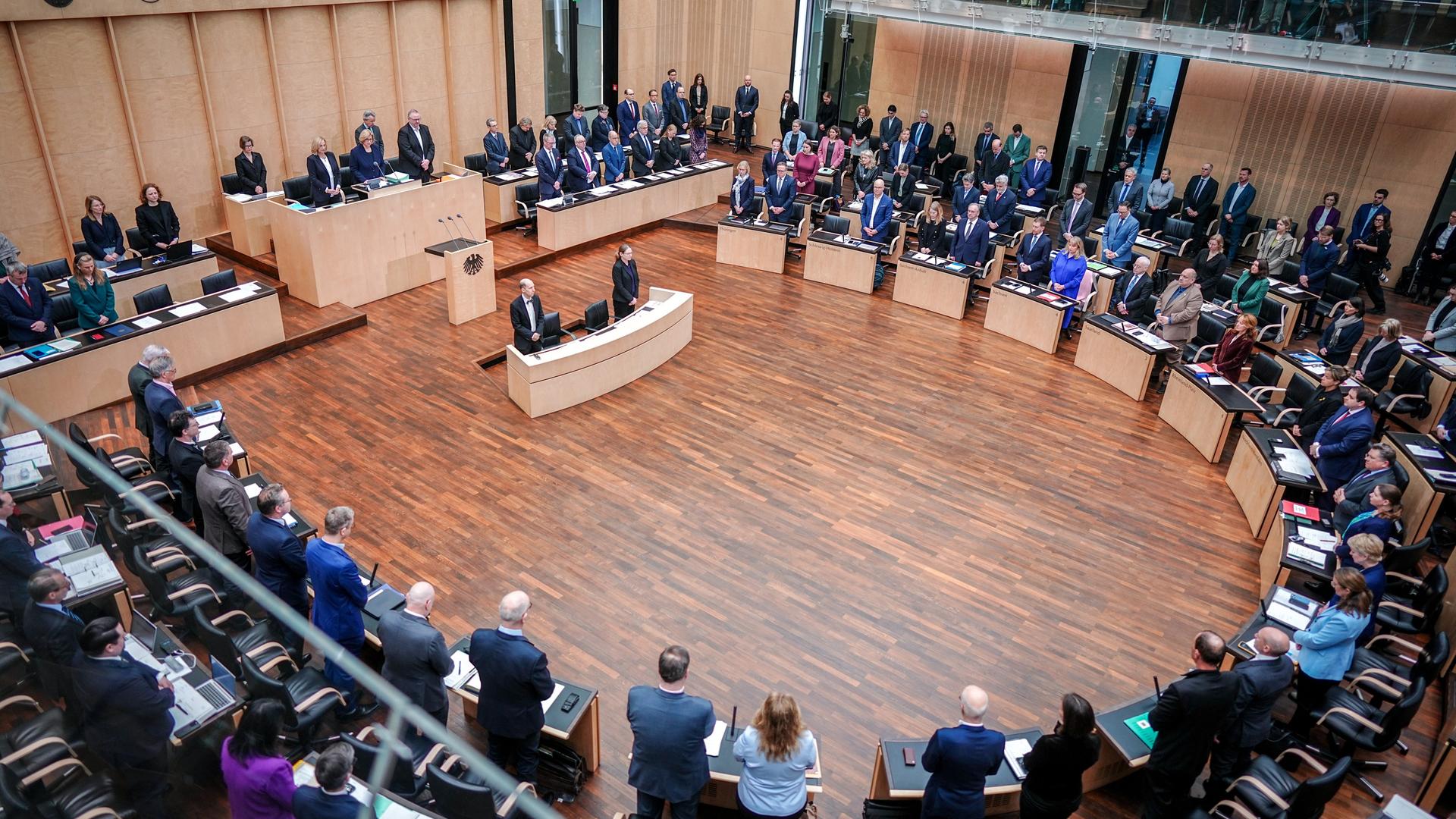 Berlin: Die Mitglieder des Bundesrats gedenken zu Beginn ihrer Sitzung nach dem Anschlag von München und dem verstorbenen ehemaligen Bundespräsidenten Horst Köhler. Berlin: Die Mitglieder des Bundesrats gedenken zu Beginn ihrer Sitzung nach dem Anschlag von München und dem verstorbenen ehemaligen Bundespräsidenten Horst Köhler.