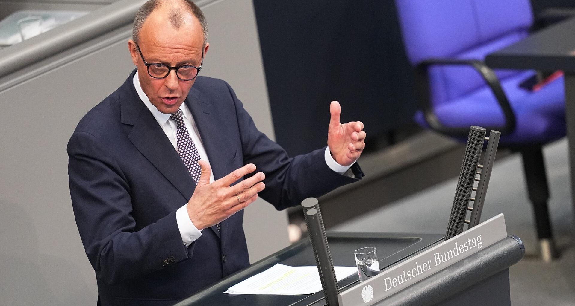 Friedrich Merz, CDU/CSU Fraktionsvorsitzender und CDU Bundesvorsitzender, spricht in der 214. Plenarsitzung der 20. Legislaturperiode im Deutschen Bundestag.