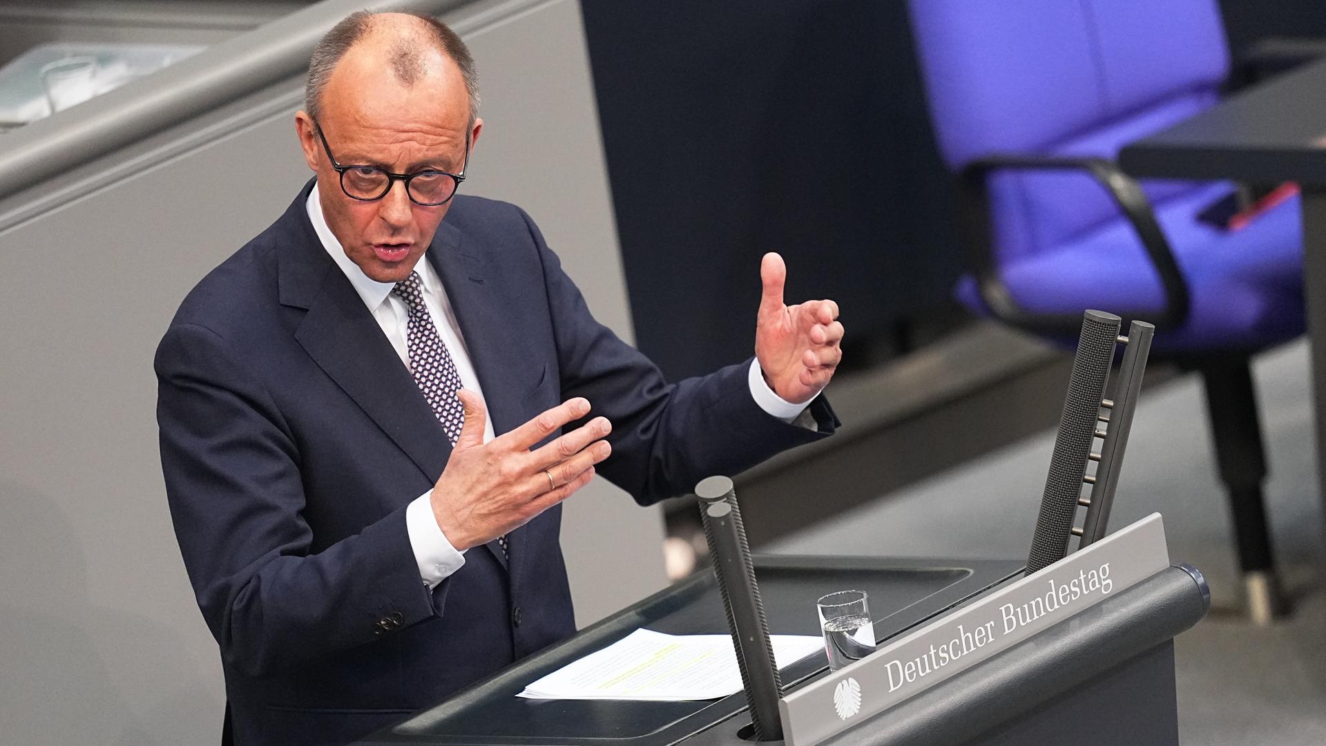 Friedrich Merz, CDU/CSU Fraktionsvorsitzender und CDU Bundesvorsitzender, spricht in der 214. Plenarsitzung der 20. Legislaturperiode im Deutschen Bundestag. Friedrich Merz, CDU/CSU Fraktionsvorsitzender und CDU Bundesvorsitzender, spricht in der 214. Plenarsitzung der 20. Legislaturperiode im Deutschen Bundestag.
