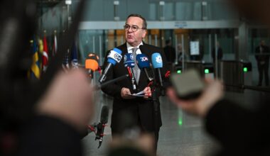 Bundesverteidigungsminister Pistorius spricht zu mehreren Reportern.