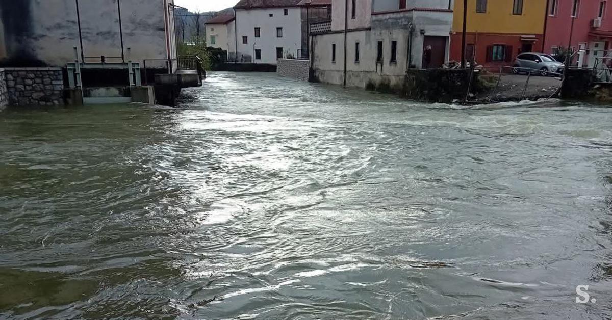 Zaradi napovedanih obilnih padavin nevarnost poplav in proženja plazov #video
