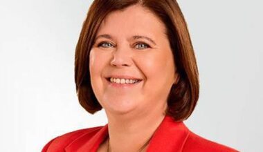 Après avoir eu un bébé avec un adolescent il y a trente ans, une ministre démissionne