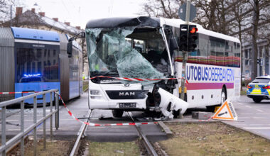 München: Schwerer Unfall! Bus kracht in Tram – 11 Verletzte | Regional