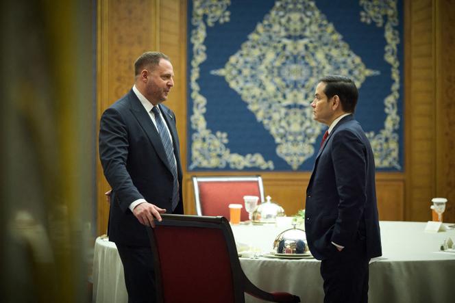 Le chef de cabinet de la présidence ukrainienne, Andriy Yermak (à gauche), et le secrétaire d’Etat américain, Marco Rubio, discutent lors de la réunion des délégations ukrainienne et américaine à Djedda, en Arabie saoudite, le 11 mars 2025.