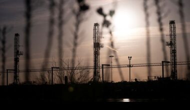 US oil and gas rigs rise for first time in three weeks, Baker Hughes says