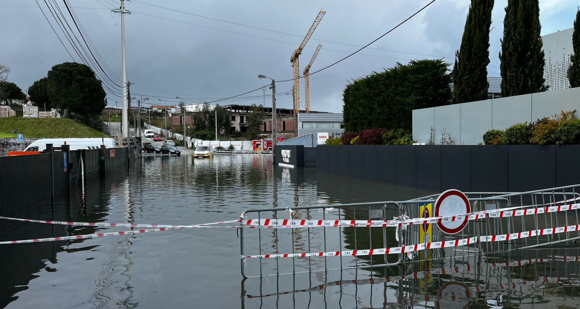 Colapso de tubo inunda zona industrial em Leça do Balio - Jornal de Notícias