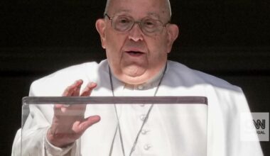 Papa sofre crise respiratória "isolada"
