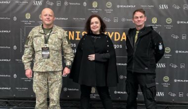 Coinvest Capital managing partner Viktorija Trimbel with Lieutenant Colonel Linas Idzelis (in uniform) and Lieutenant Colonel (retired) Valerijus Šerelis at the 'Fire Shield' hackathon