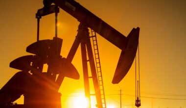 Oil Holds Drop With US Stockpile Climb and Geopolitics in Focus