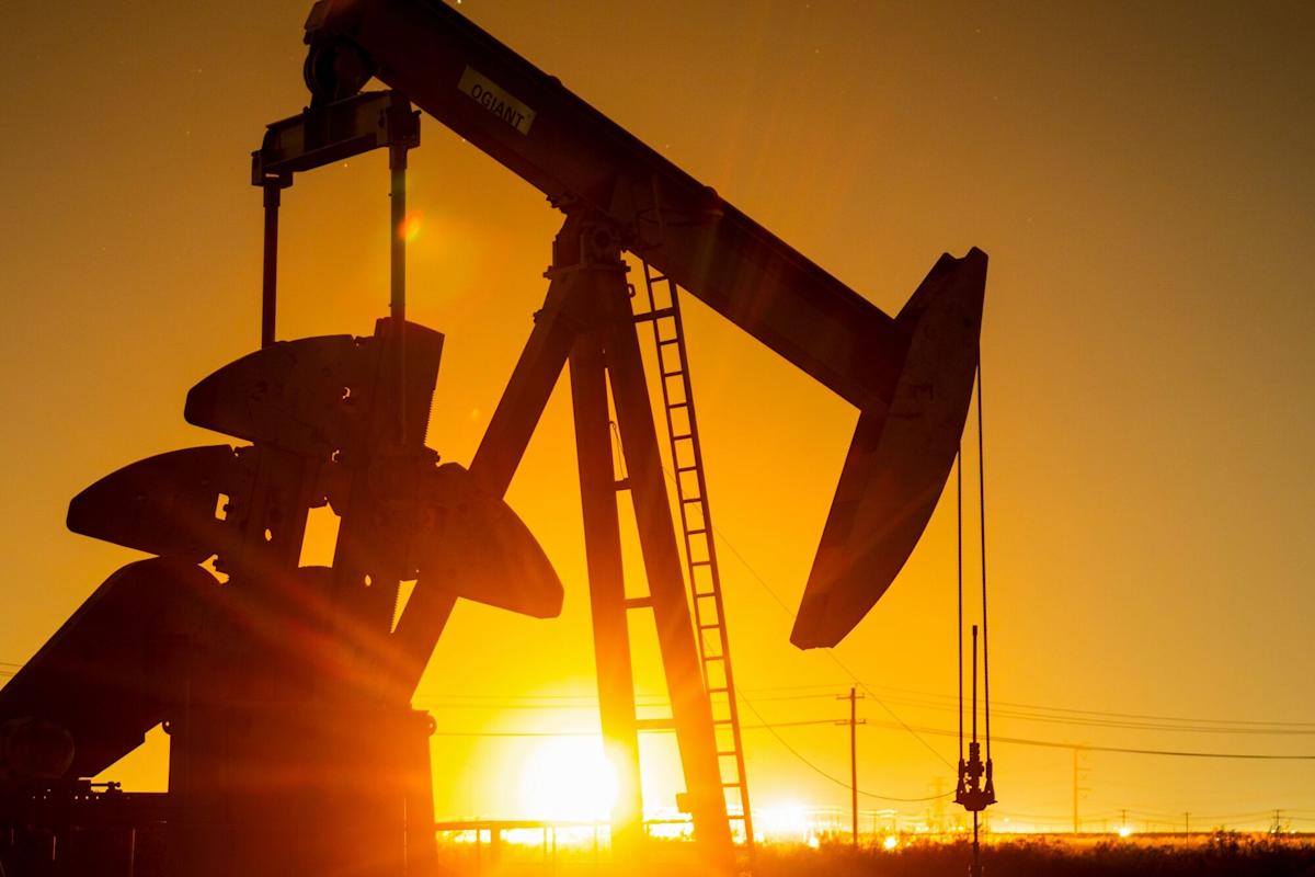 Oil Holds Drop With US Stockpile Climb and Geopolitics in Focus