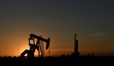 US drillers add oil and gas rigs for fifth week in a row, Baker Hughes says