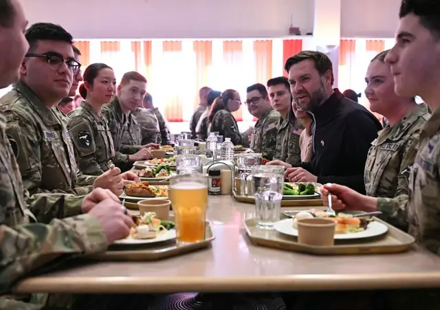 Los Vance almuerzan con un grupo de militares en la base de Pituffik, en Groenlandia.