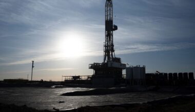 US drillers cut oil and gas rigs for first time in three weeks, Baker Hughes says
