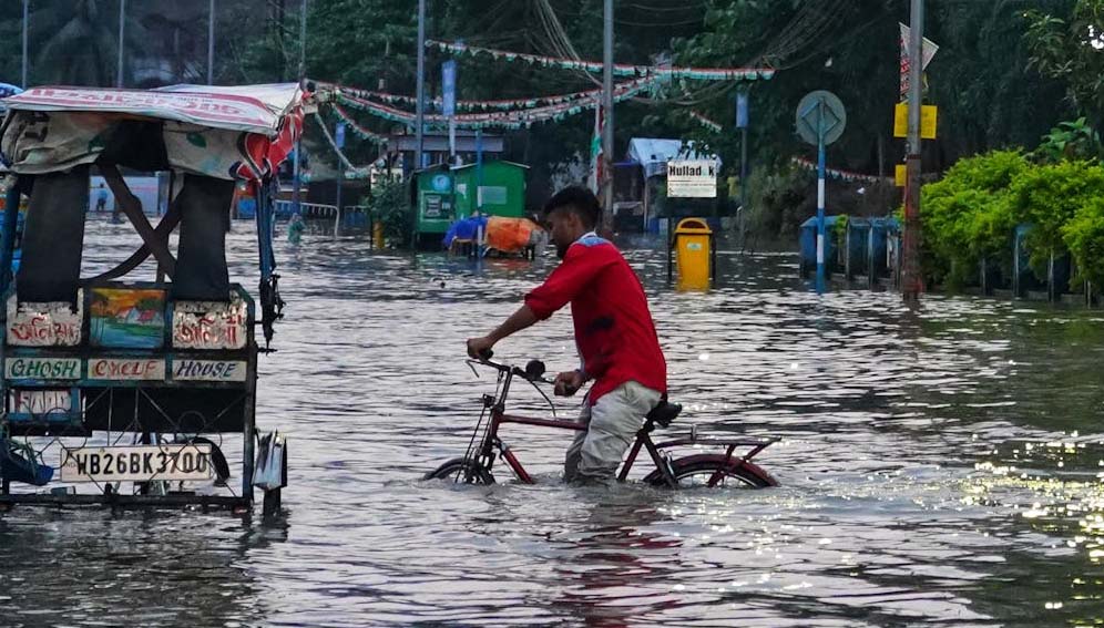 Photo by Dibakar Roy: https://www.pexels.com/photo/flood-on-street-in-town-19391751/