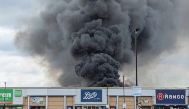 Manchester Evening News: Altrincham fire LIVE as huge blaze breaks out by retail park and fire service issue statement