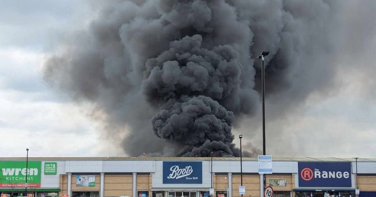 Manchester Evening News: Altrincham fire LIVE as huge blaze breaks out by retail park and fire service issue statement