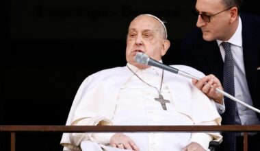 Papa Francisco fez primeira aparição pública em cinco semanas antes de receber alta