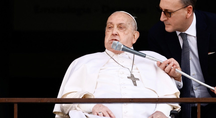 Papa Francisco fez primeira aparição pública em cinco semanas antes de receber alta