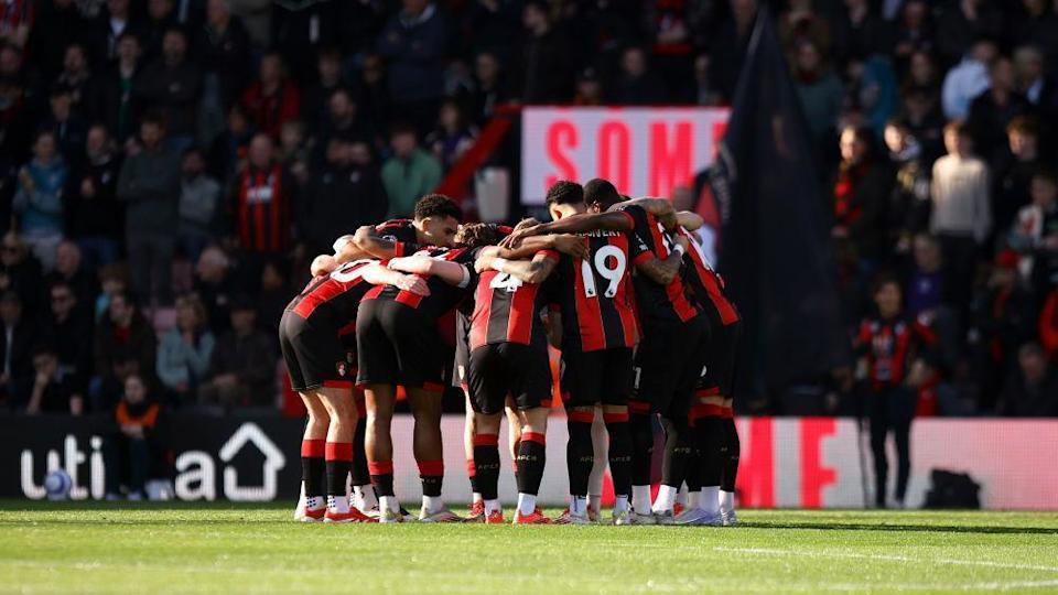 Bournemouth players chat in a team huddle pre match v Wolves