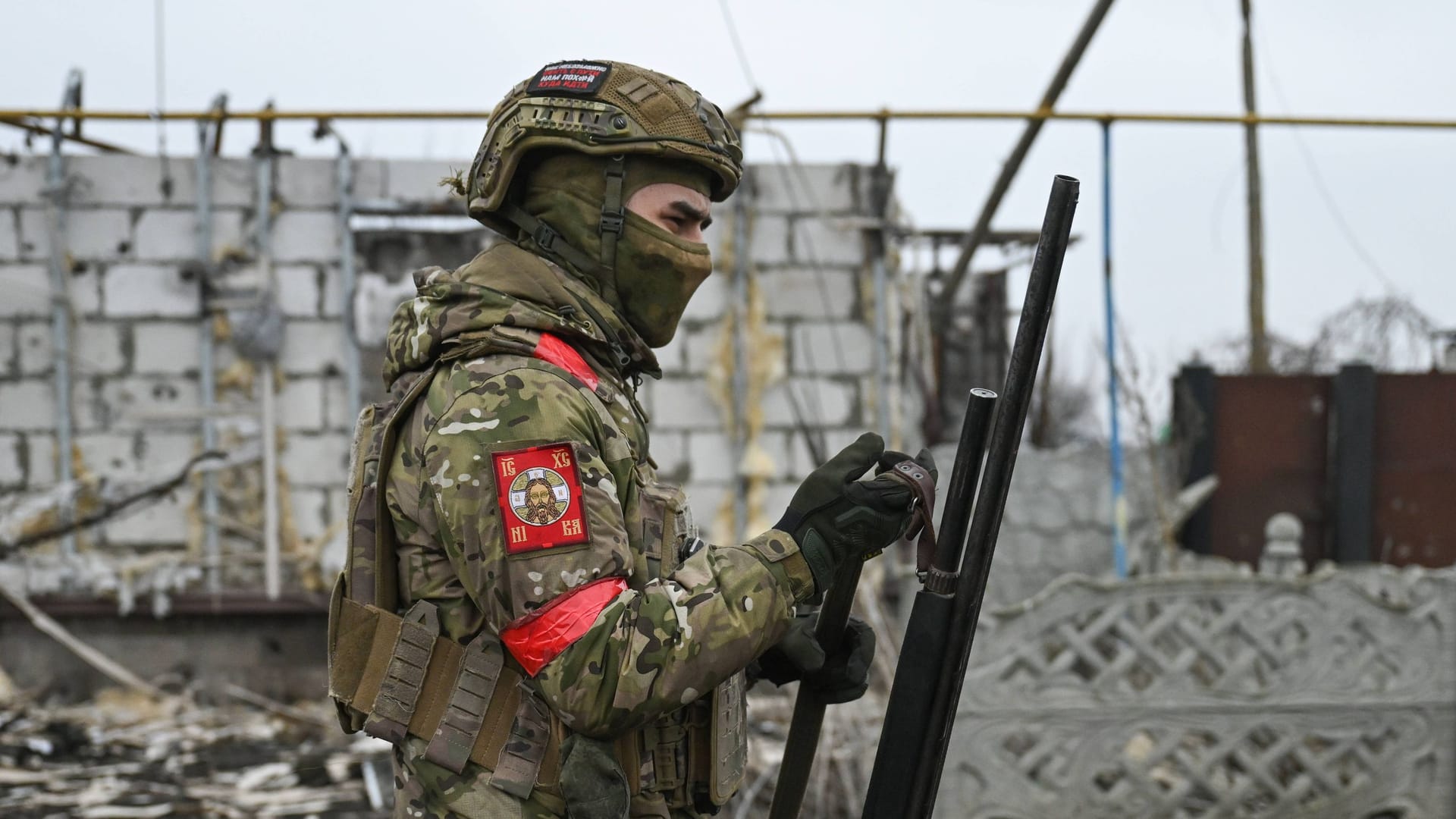 Ein russischer Soldat in der Region Kursk: Russland will das Gebiet fast vollständig zurückerobert haben. Ein russischer Soldat in der Region Kursk: Russland will das Gebiet fast vollständig zurückerobert haben.