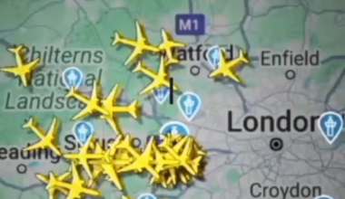 Flight tracker shows no flights landing at Heathrow earlier.