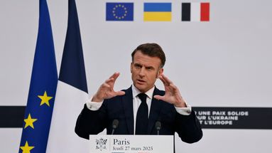 Emmanuel Macron devant la presse le 27 mars, après le sommet de Paris. 