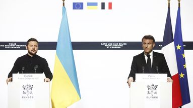 Emmanuel Macron et Volodymyr Zelensky lors d'une conférence de presse commune. 