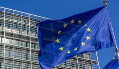 Die blaue EU Flagge mit den gelben Sternen weht vor dem zwischen 1963 bis 1967 erbauten Berlaymont-Gebäude in Brüssel, der Sitz der Europäischen Kommission.