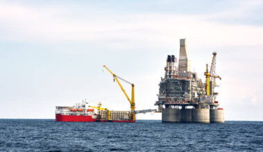 WTI: Crude Oil Rises Further on Supply Concerns, Key Barriers Come Under Pressure